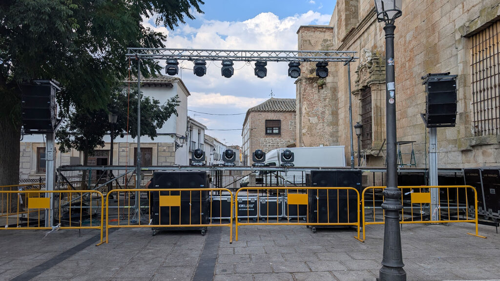 Plexsound 2 Escenario al aire libre con equipo de sonido e iluminación montado antes de la prueba de sonido