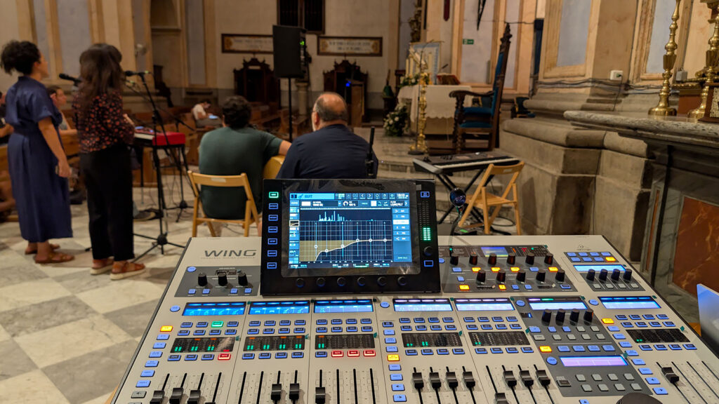 Plexsound 4 Mesa de mezclas digital preparada para un concierto en una iglesia
