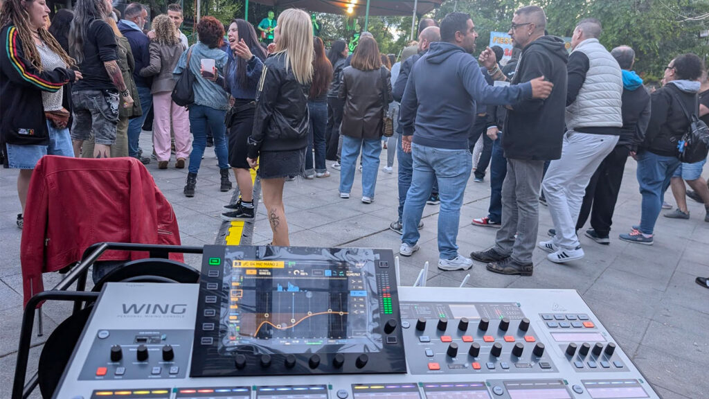 Plexsound 6 Mesa de mezclas digital controlando el sonido de un evento al aire libre con público