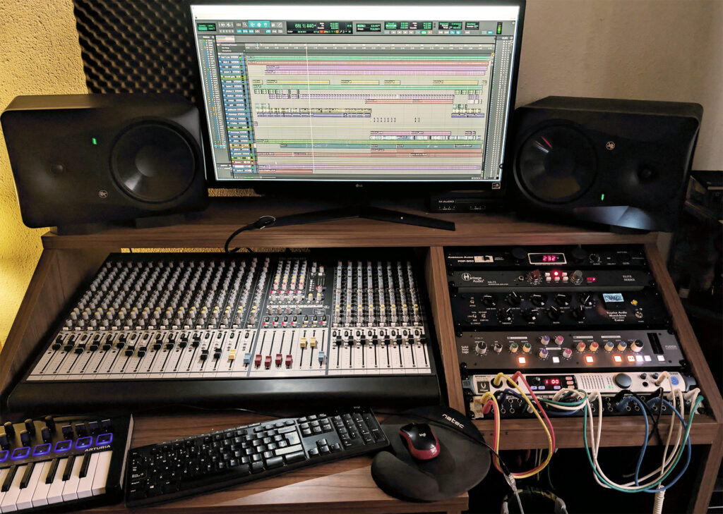 Estudio de grabación de David Salas con mesa de mezclas y monitores