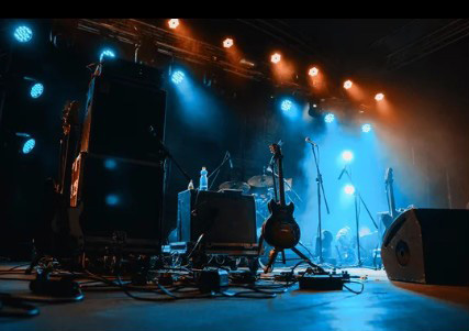 Escenario con equipo profesional de sonido e iluminación para eventos