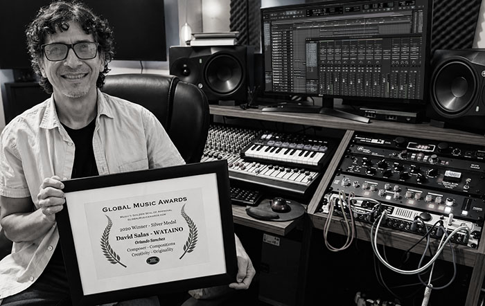David Salas en su estudio de grabación con el premio Global Music Awards