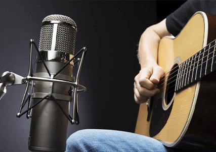 Grabación de guitarra acústica con micrófono de estudio